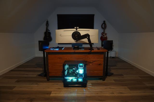 The whole room: desk, monitor and the PC on the floor