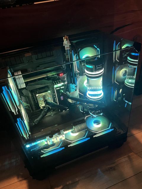 From above: CPU block, reservoir and vertical radiator